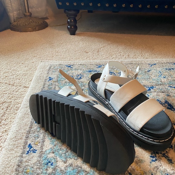 Steve Madden sandals - Picture 2 of 2